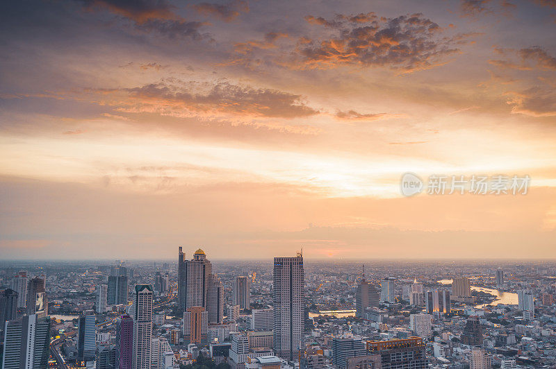 全景城市景观商业区(baiyok, Ratchaprarop, patunam曼谷，泰国)鸟瞰高层建筑在黄昏